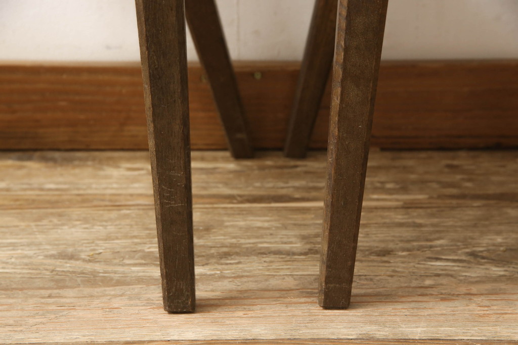 中古　美品　横浜クラシック家具　ノックオンウッド(knockonwood)　Hand Made　コロニアルシリーズ　背板のデザインが目を惹くチェア2脚セット(ダイニングチェア、板座チェア)(定価2脚で約10万円)(R-065949)