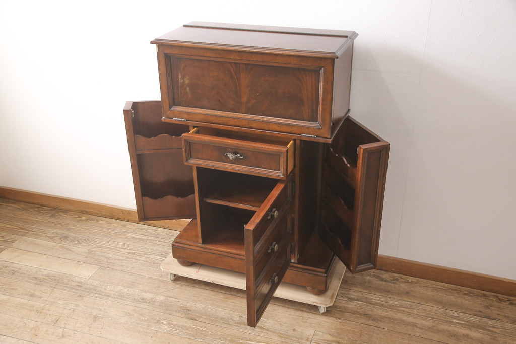 希少　中古　DREXEL HERITAGE(ドレクセルヘリテイジ)　クラシカルなデザインが魅力的なドレッサー(サイドキャビネット、鏡台、化粧台、サイドボード、サイドチェスト、引き出し)(R-055459)