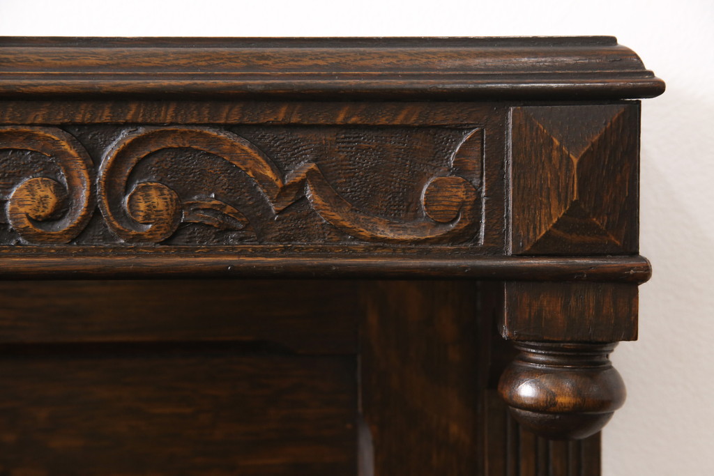 イギリスアンティーク　優雅な佇まいが魅力的なオーク材製のサイドボード(収納棚、戸棚、キャビネット)(R-047950)