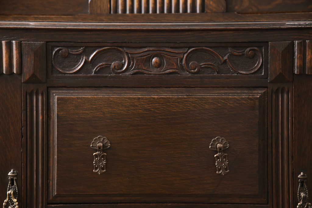 イギリスアンティーク　優雅な佇まいが魅力的なオーク材製のサイドボード(収納棚、戸棚、キャビネット)(R-047950)