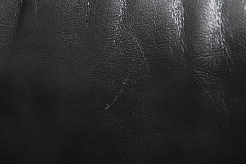 中古　美品　デセデ(de Sede)　本革　ブラック色　高級感溢れる佇まいが美しい1人掛けレザーソファ(定価約60万円)(アームチェア、一人掛けソファ、黒)(R-055749)
