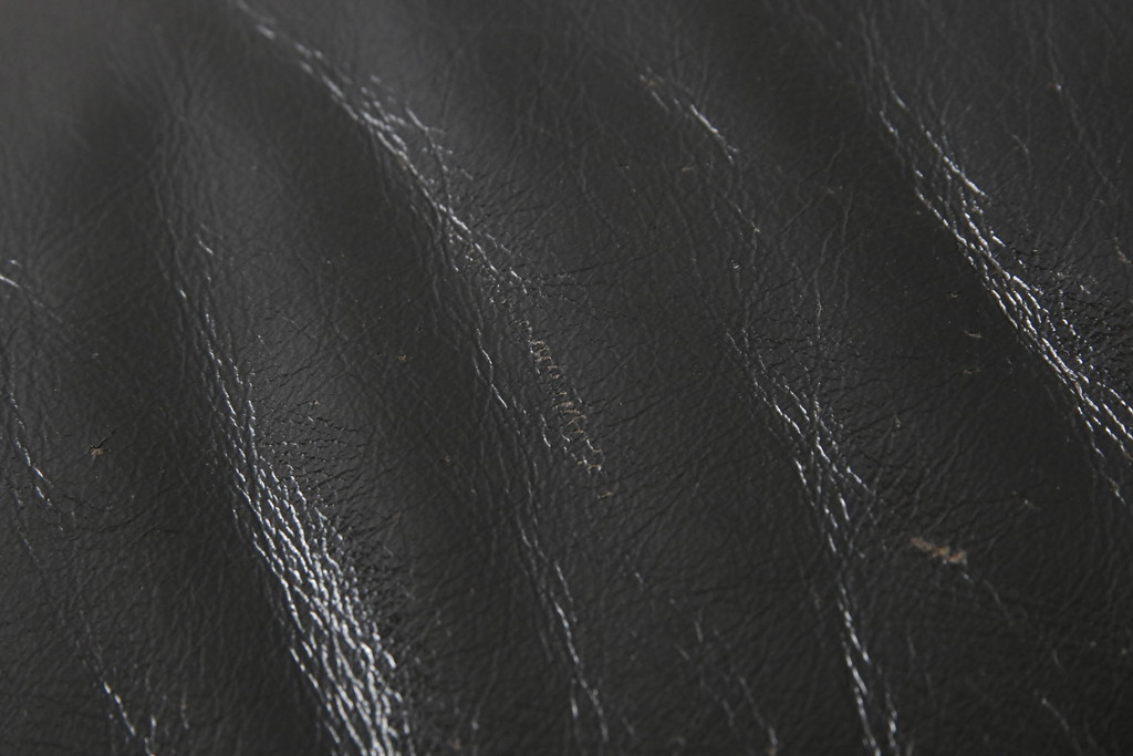 中古　美品　デセデ(de Sede)　本革　ブラック色　高級感溢れる佇まいが美しい1人掛けレザーソファ(定価約60万円)(アームチェア、一人掛けソファ、黒)(R-055749)