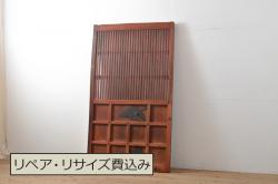 【セミオーダー家具実例】明治期の蔵戸にアンティーク感を残しつつ高品質リペアを施し、幅詰め加工をしました。左側の外した桟を右側框の隣に移動。下桟の金具はバランスを見て良い位置に取り付け。金具は黒く着色をし、本体は現状の雰囲気を活かして、自然な色味に仕上げました。(玄関戸、引き戸、建具)