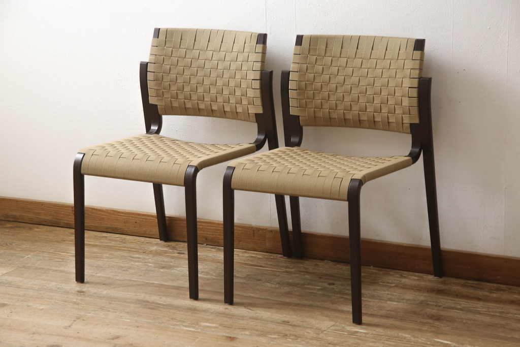 中古　美品　arflex(アルフレックス)　NT SLIM(エヌティー スリム)　スタイリッシュなデザインが魅力のアームレスチェア2脚セット (スタッキングチェア、ダイニングチェア、椅子、イス)(1脚定価約85000円)(R-065957)
