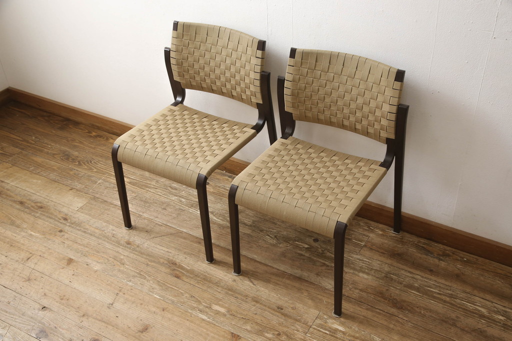 中古　美品　arflex(アルフレックス)　NT SLIM(エヌティー スリム)　スタイリッシュなデザインが魅力のアームレスチェア2脚セット (スタッキングチェア、ダイニングチェア、椅子、イス)(1脚定価約85000円)(R-065958)
