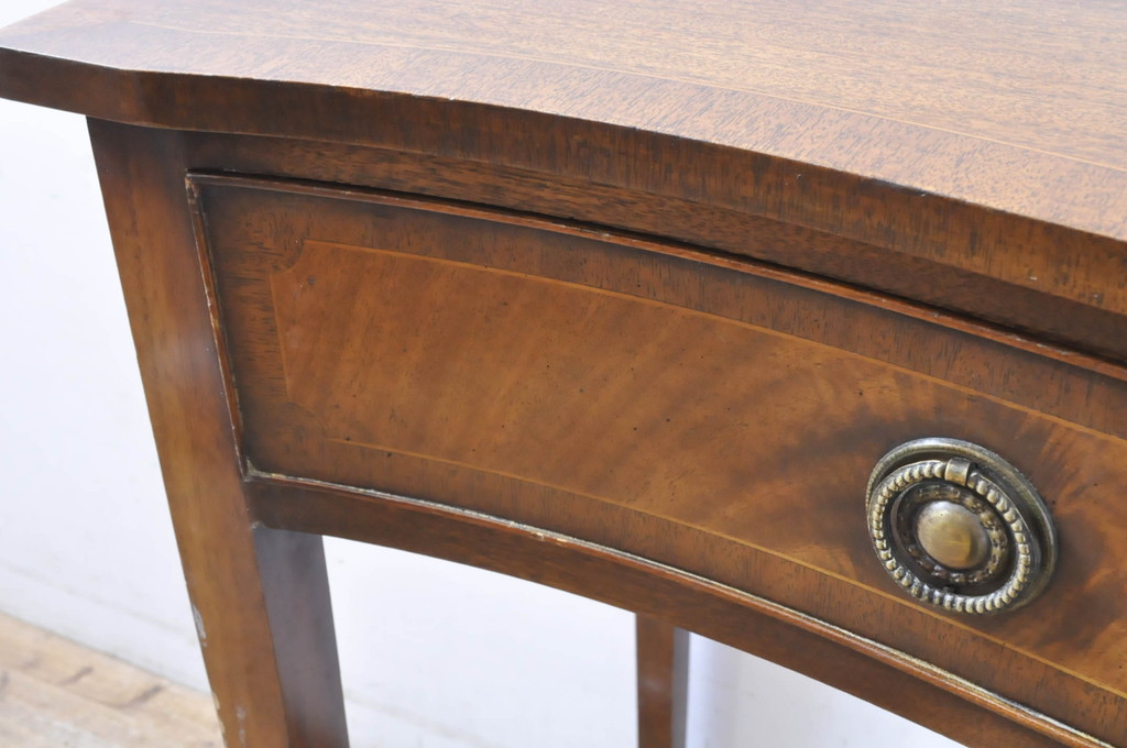 イギリスアンティーク　ウォールナット材　気品のあるクラシカルな佇まいが魅力のコンソールテーブル(サイドテーブル)(R-065876)