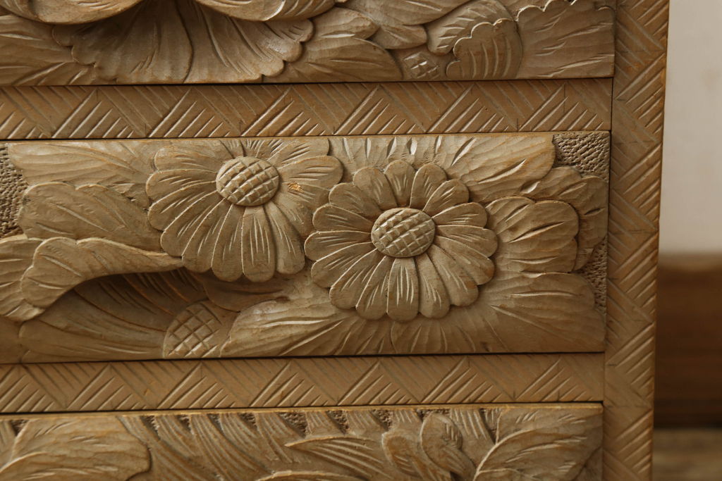 中古　美品　伝統工芸　日光彫り　大胆にあしらわれた花の図柄が魅力的な小引き出し(小物収納・卓上収納)(R-058403)