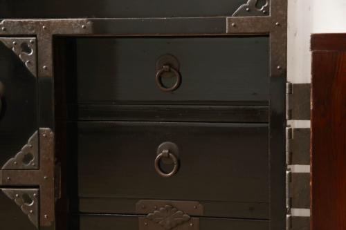 和製アンティーク　中桐材　艶やかな黒漆塗りが美しい庄内箪笥(時代箪笥、和タンス、桐たんす、桐箪笥、引き出し)(R-060140)