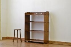 アンティーク家具　アンティーク 素敵なデザインの透かし彫りナラ材本棚(飾り棚)