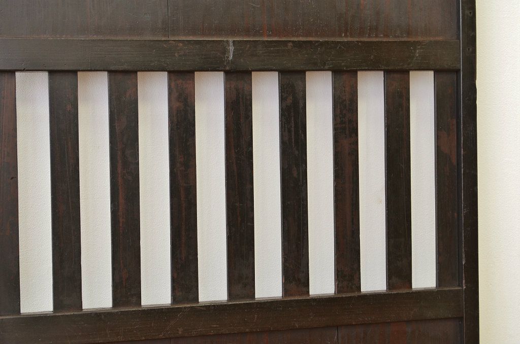 使い込まれたアンティーク格子帯戸(引き戸・扉)