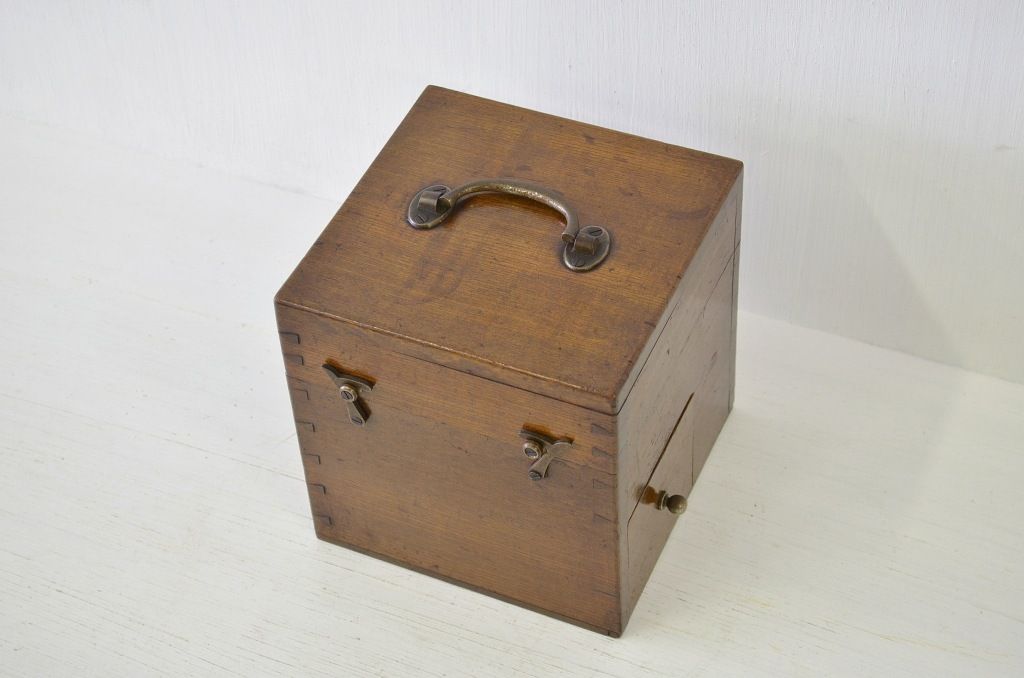古いナラ材の小振りな収納箱