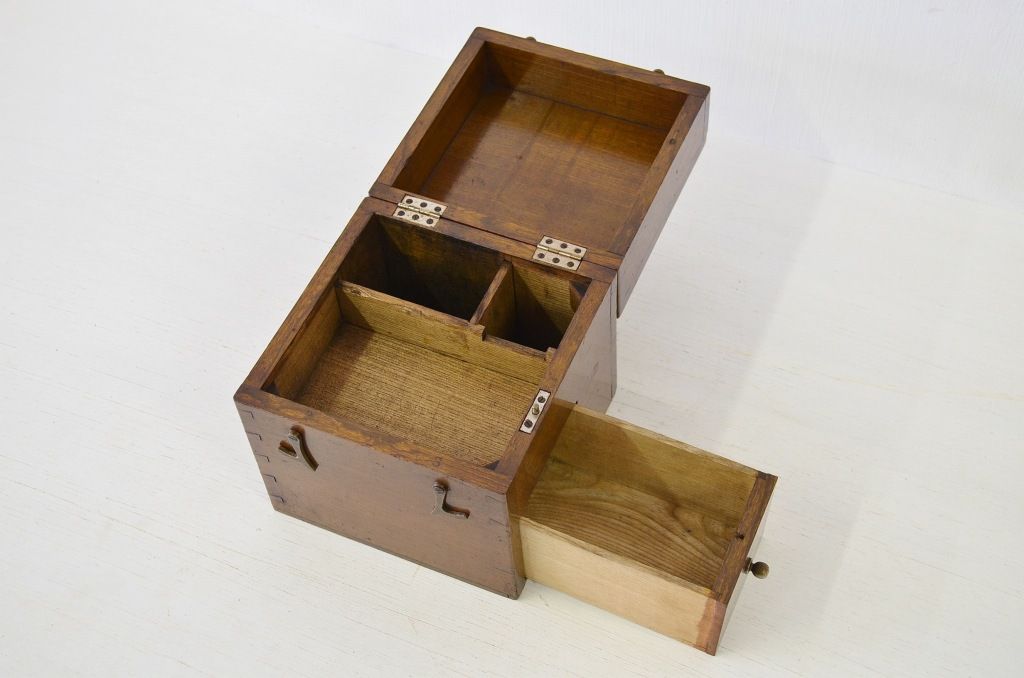 古いナラ材の小振りな収納箱