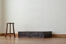 アンティーク家具　古民具　骨董　大振りな金具の時代引き出し(箪笥・ローボード)