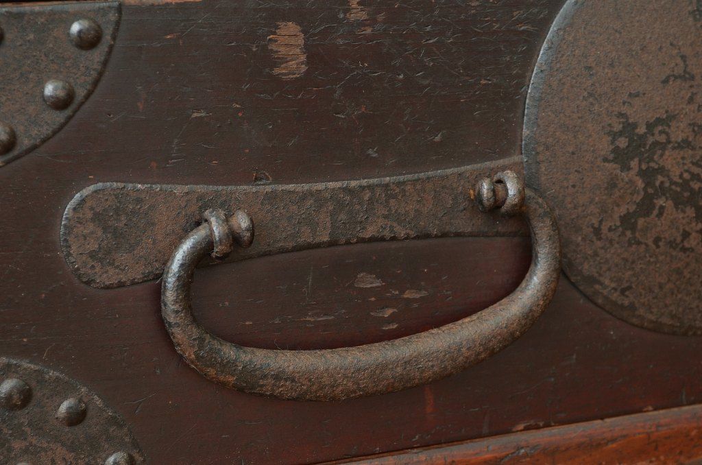 アンティーク家具　古民具　骨董　大振りな金具の時代引き出し(箪笥・ローボード)