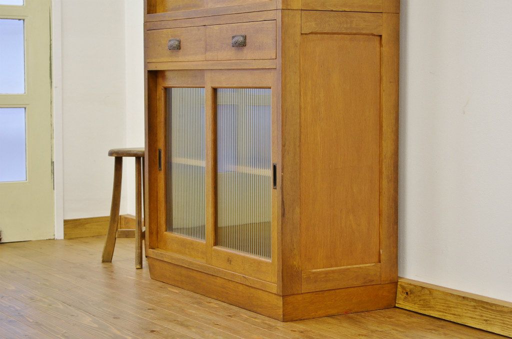 レトロ家具　☆昭和レトロ　ナラ材のモールガラス二段重ね収納棚(食器棚)