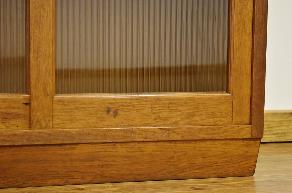 レトロ家具　☆昭和レトロ　ナラ材のモールガラス二段重ね収納棚(食器棚)