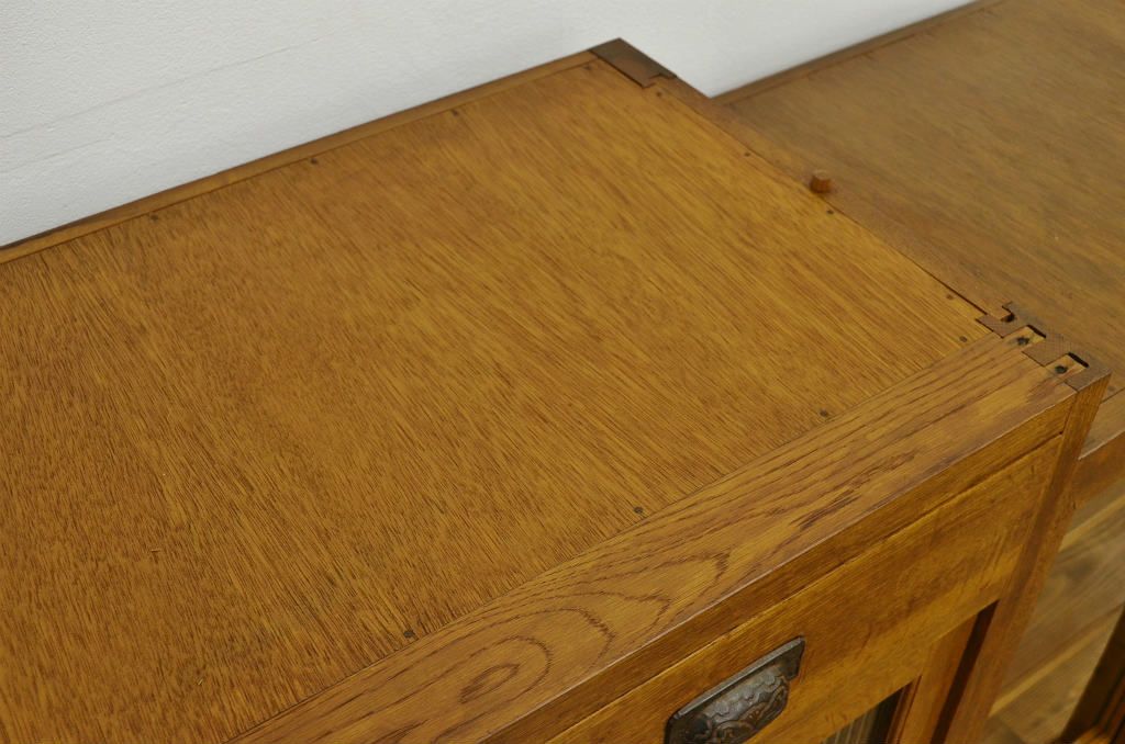 レトロ家具　☆昭和レトロ　ナラ材のモールガラス二段重ね収納棚(食器棚)