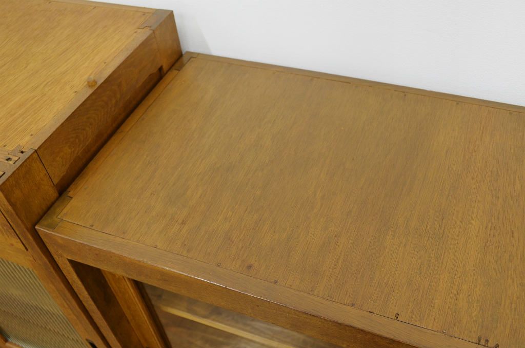 レトロ家具　☆昭和レトロ　ナラ材のモールガラス二段重ね収納棚(食器棚)