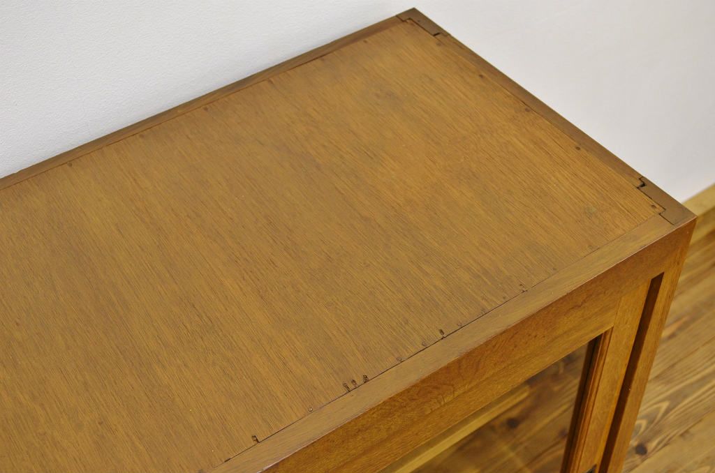 レトロ家具　☆昭和レトロ　ナラ材のモールガラス二段重ね収納棚(食器棚)
