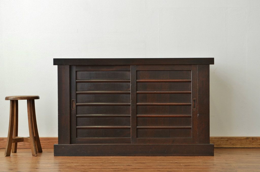 アンティーク家具　重厚なアンティーク水屋箪笥　サイドボード