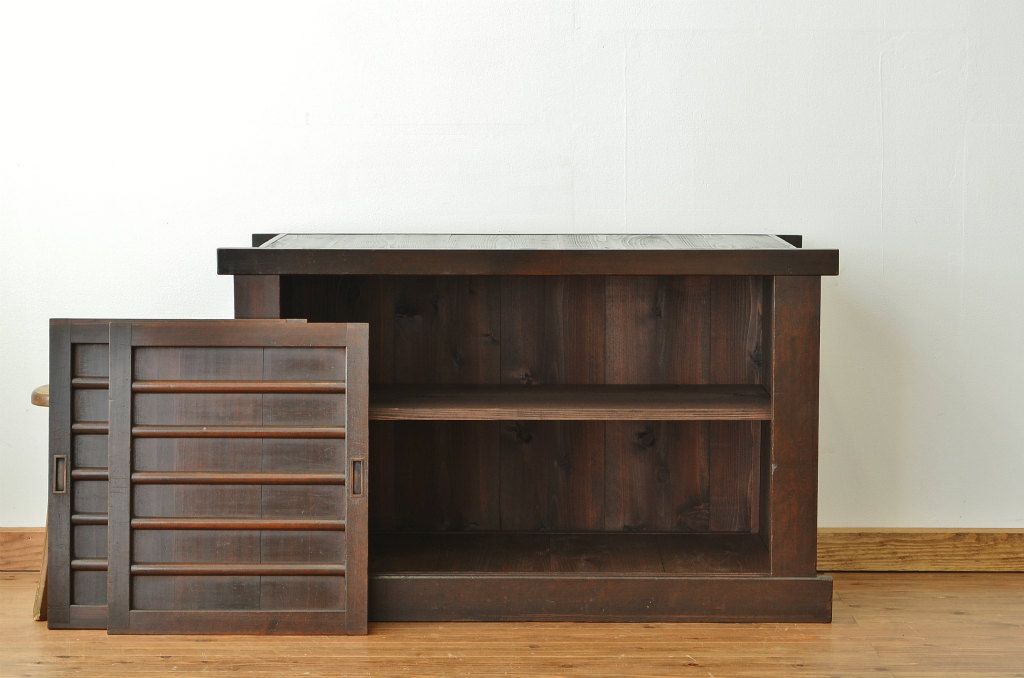 アンティーク家具　重厚なアンティーク水屋箪笥　サイドボード