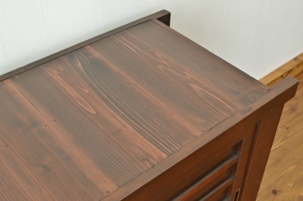 アンティーク家具　重厚なアンティーク水屋箪笥　サイドボード