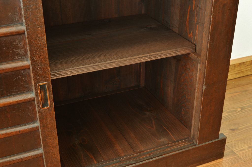 アンティーク家具　重厚なアンティーク水屋箪笥　サイドボード