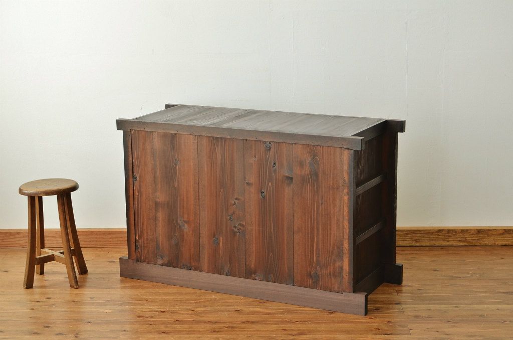 アンティーク家具　重厚なアンティーク水屋箪笥　サイドボード
