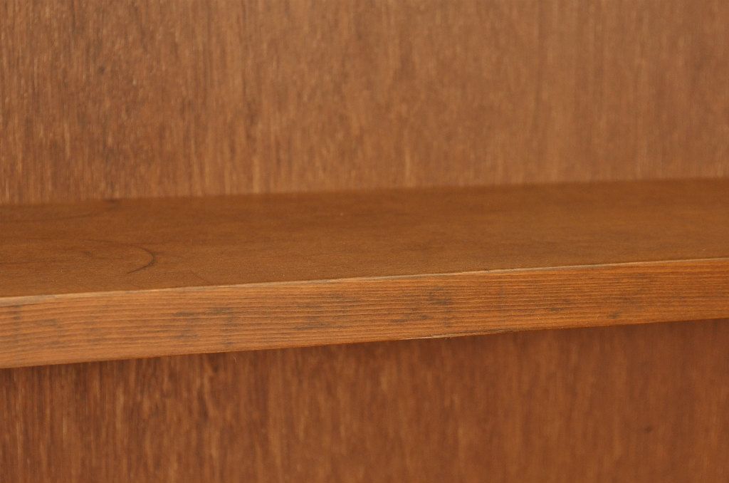アンティーク家具　★人気の薄型!古い木の縦型飾り棚(本棚)アンティーク