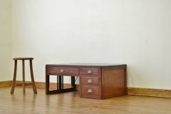アンティーク家具　古い栓材の小ぶりな文机(片袖机・テーブル)
