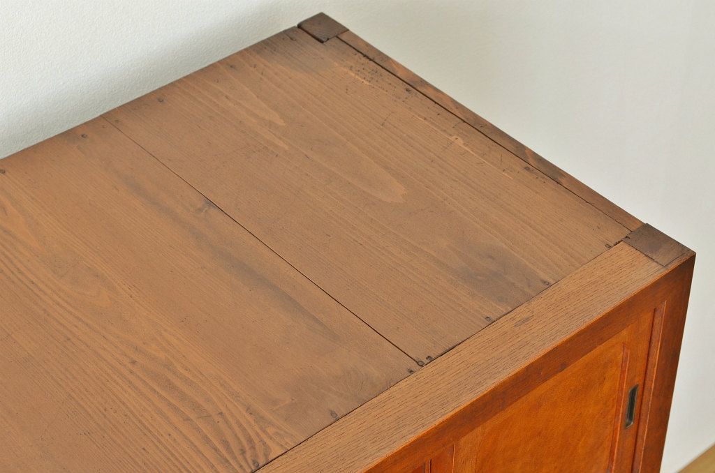 アンティーク家具　古民具・骨董　前面欅!端正な作りののアンティーク茶箪笥(水屋箪笥)