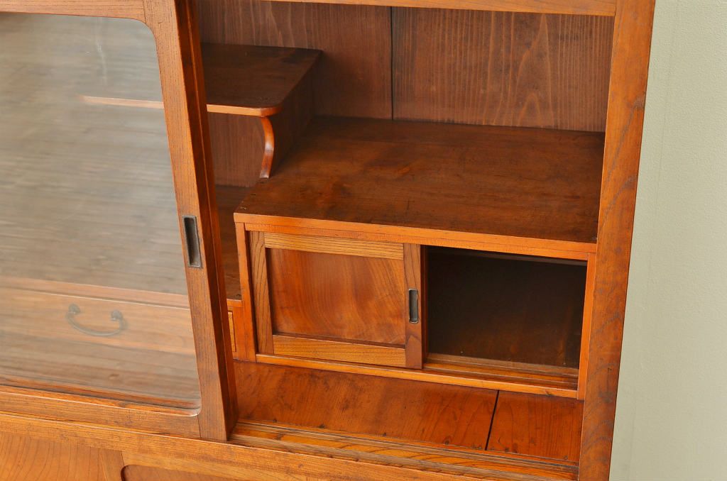 アンティーク家具　古民具・骨董　前面欅!端正な作りののアンティーク茶箪笥(水屋箪笥)