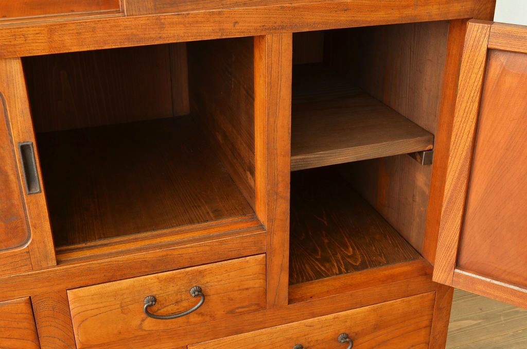 アンティーク家具　古民具・骨董　前面欅!端正な作りののアンティーク茶箪笥(水屋箪笥)