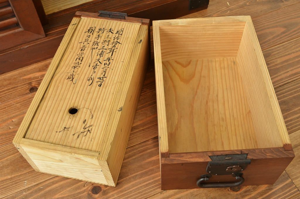 アンティーク家具　古民具・骨董 明治時代の極厚金具の極上帳場箪笥(収納棚・引き出し)