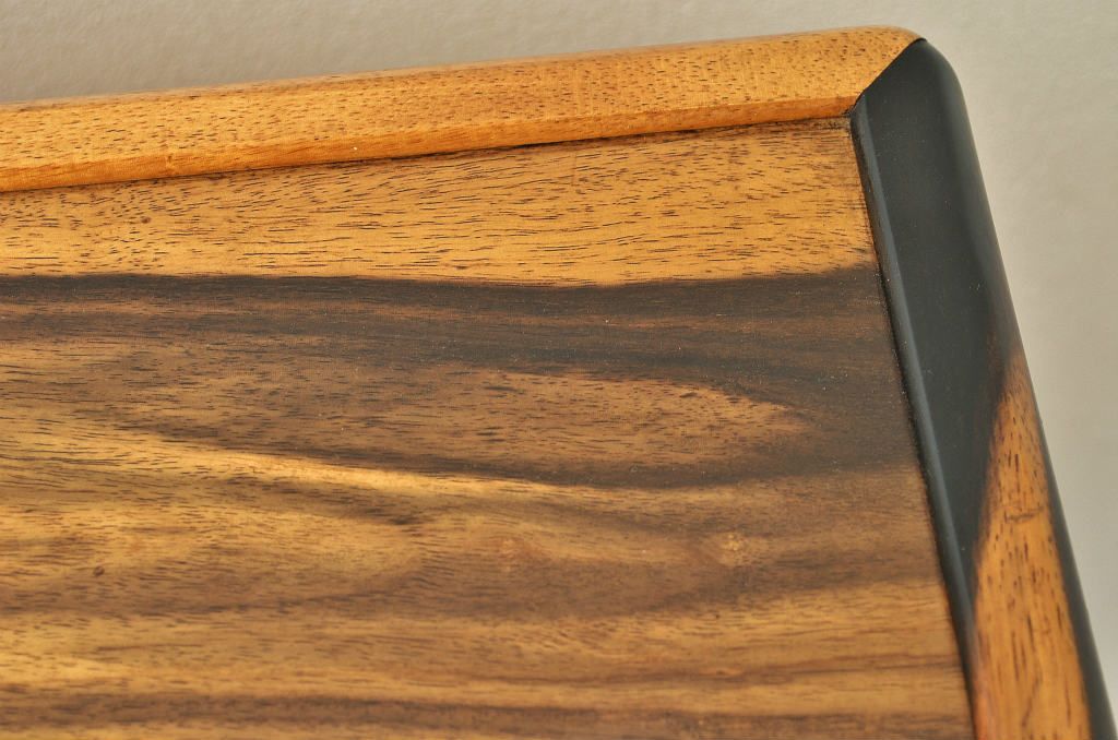 アンティーク家具　現代物　総黒柿無垢材の小振りな飾り棚