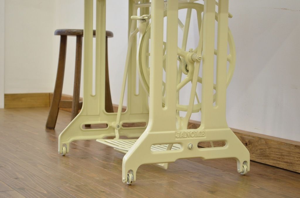 白いペイントのかわいいリメイクミシンテーブル(ミシン台)(JANOME)作業台