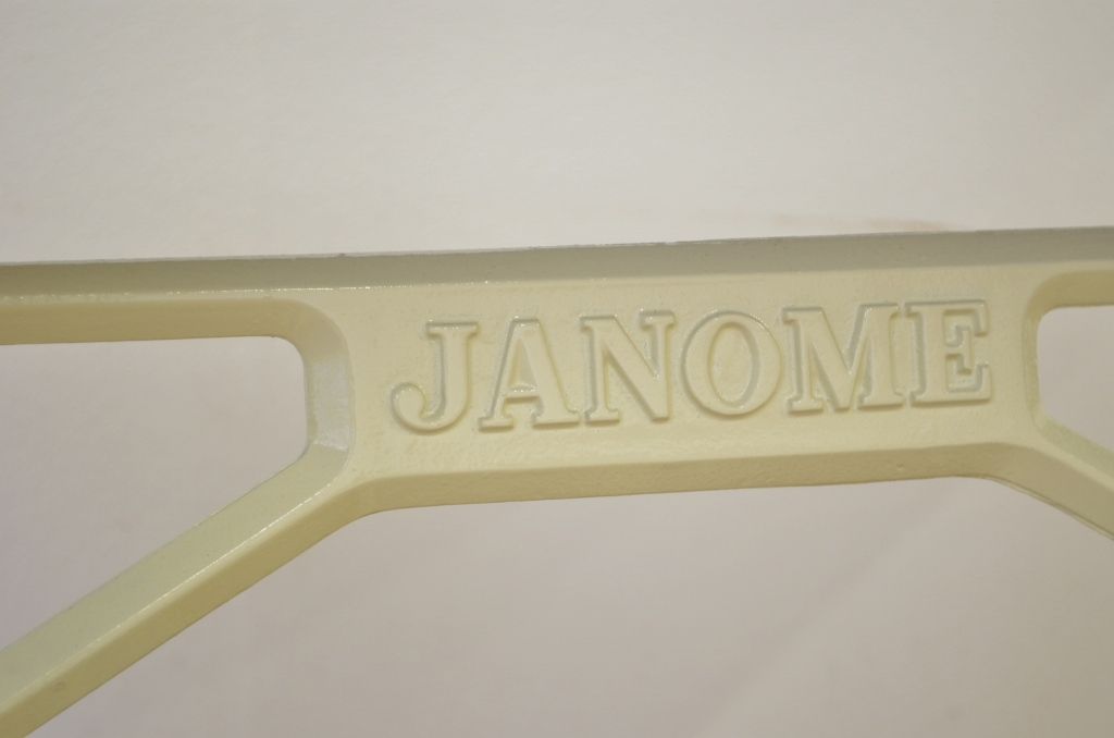 白いペイントのかわいいリメイクミシンテーブル(ミシン台)(JANOME)作業台