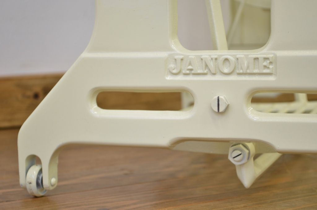 白いペイントのかわいいリメイクミシンテーブル(ミシン台)(JANOME)作業台