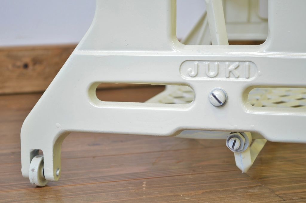 白いペイントのかわいいリメイクミシンテーブル(JUKI)作業台