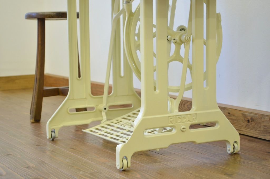 白いペイントのかわいいリメイクミシンテーブル(RICCAR)作業台