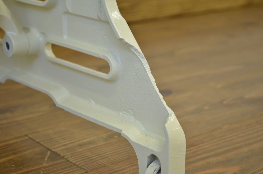 白いペイントのかわいいリメイクミシンテーブル(RICCAR)作業台