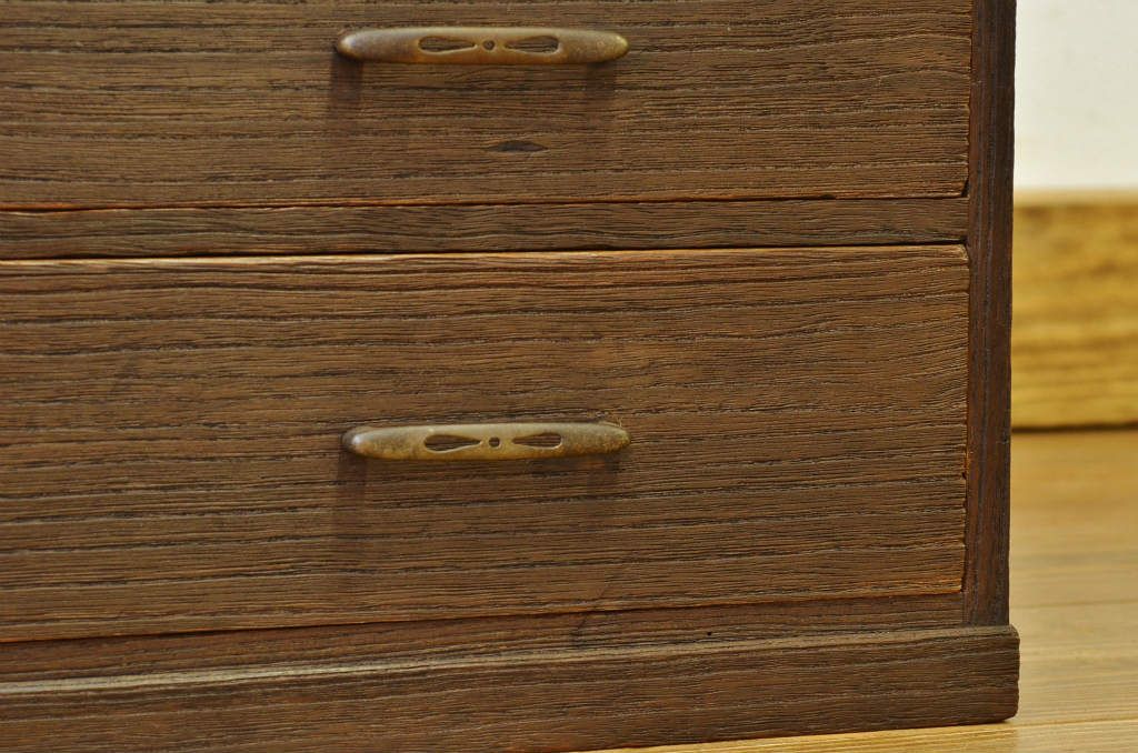 アンティーク家具　アンティーク　珍品!小振りな総桐造りの横長小引き出し