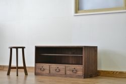 アンティーク家具　アンティーク 古い木の引き出し付きローボード(飾り棚)