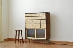 レトロ家具　昭和レトロ かわいいペイントのモールガラス収納棚(鉄脚付き)引き出し