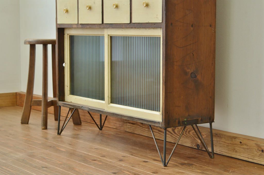 レトロ家具　昭和レトロ かわいいペイントのモールガラス収納棚(鉄脚付き)引き出し