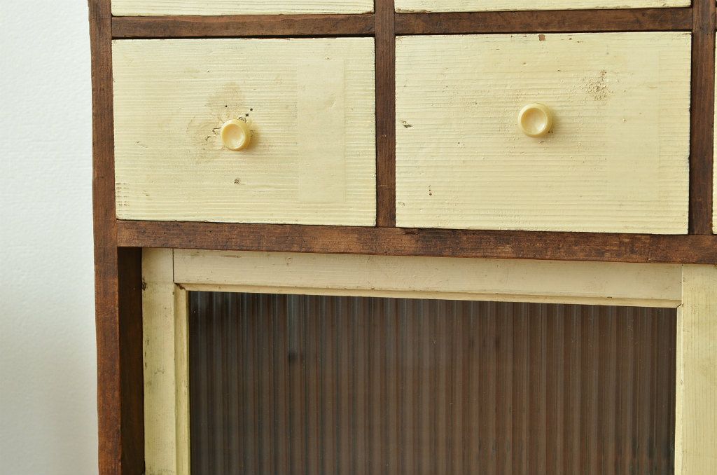 レトロ家具　昭和レトロ かわいいペイントのモールガラス収納棚(鉄脚付き)引き出し