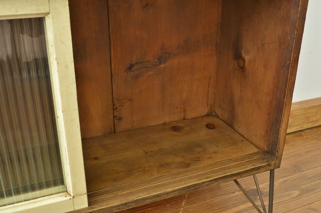 レトロ家具　昭和レトロ かわいいペイントのモールガラス収納棚(鉄脚付き)引き出し