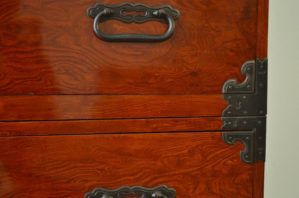 アンティーク家具　古民具　前面欅・漆の綺麗な上手金具の杢目の素晴らしい五丁引き庄内箪笥