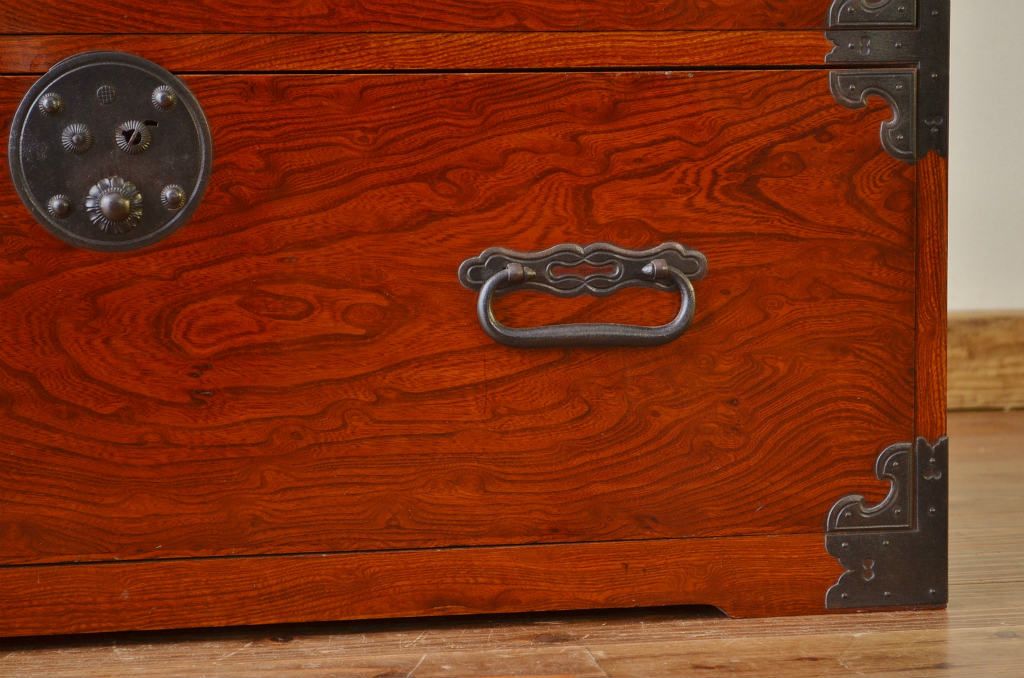 アンティーク家具　古民具　前面欅・漆の綺麗な上手金具の杢目の素晴らしい五丁引き庄内箪笥
