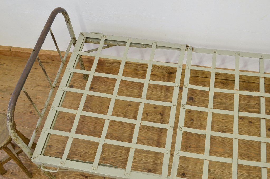 レトロ家具　★昭和レトロ　古いアイアンの折り畳みベッドフレーム3